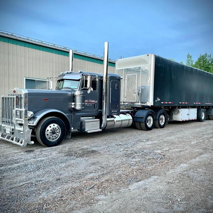 Un des camions Peterbilt de la scierie